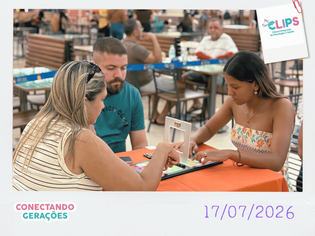 Jovens jogando com fichas de letras durante o evento Conectando Gerações da CLIPS
